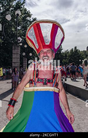 La gente partecipa all'annuale Milan Pride, a Milano, Italia, il 26 giugno 2021. (Foto di Fabrizio di Nucci/NurPhoto) Foto Stock