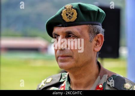 Ufficiale Generale comandante (GOC) della Divisione di Fanteria 19 con sede a Baramulla nel armyÂ i grandi vasi del Generale Virender si sono visti durante un evento a Baramulla, Jammu e Kashmir, India, il 27 giugno 2021. (Foto di Nasir Kachroo/NurPhoto) Foto Stock