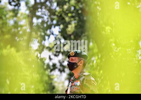 Ufficiale Generale comandante (GOC) della Divisione di Fanteria 19 con sede a Baramulla nel armyÂ i grandi vasi del Generale Virender si sono visti durante un evento a Baramulla, Jammu e Kashmir, India, il 27 giugno 2021. (Foto di Nasir Kachroo/NurPhoto) Foto Stock