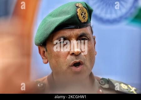 Ufficiale Generale comandante (GOC) della Divisione di Fanteria 19 con sede a Baramulla nel armyÂ i grandi vasi del Generale Virender si sono visti durante un evento a Baramulla, Jammu e Kashmir, India, il 27 giugno 2021. (Foto di Nasir Kachroo/NurPhoto) Foto Stock