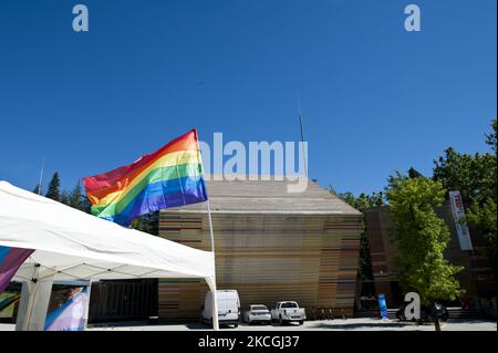 La bandiera iridata in mostra alla settimana dell'Abruzzo Pride, l'Aquila, 27 giugno 2021. La bandiera arcobaleno (chiamata anche bandiera arcobaleno o talvolta, impropriamente, bandiera gay) è attualmente il simbolo più diffuso e noto del movimento di liberazione omosessuale. L'originale bandiera arcobaleno prodotta da Gilbert Baker è stata acquisita dalla galleria d'arte moderna MOMA nel 2015. (Foto di Andrea Mancini/NurPhoto) Foto Stock
