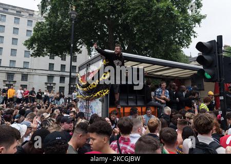 LONDRA, REGNO UNITO - 27 GIUGNO 2021: Migliaia di persone ballano al di fuori di Downing Street durante la marcia di protesta 'Freedom to Dance' attraverso il centro di Londra organizzata da Save Our Scene chiedendo che il governo del Regno Unito sollevi le restrizioni del coronavirus imposte al settore della musica e dell'ospitalità senza ulteriori ritardi il 27 giugno 2021 a Londra, Inghilterra. L'economia notturna del Regno Unito è stata pesantamente influenzata dalle restrizioni del Covid-19, con la maggior parte dei locali chiusi dall'inizio della pandemia. (Foto di Wiktor Szymanowicz/NurPhoto) Foto Stock