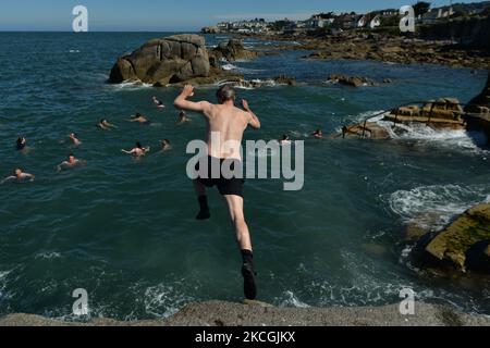 Un nuotatore salta in acqua a quaranta piedi a quaranta piedi a Sandycove. Domenica 27 giugno 2021, a Sandycove, Contea di Dublino, Irlanda. (Foto di Artur Widak/NurPhoto) Foto Stock