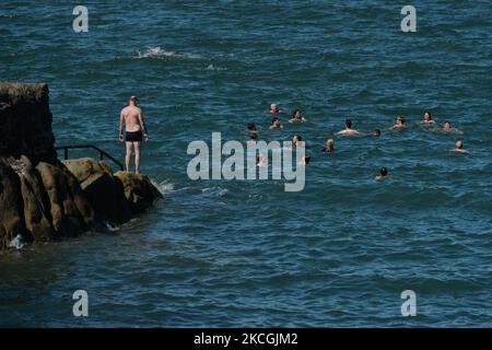 Nuotatori visti a quaranta piedi in Sandycove. Domenica 27 giugno 2021, a Sandycove, Contea di Dublino, Irlanda. (Foto di Artur Widak/NurPhoto) Foto Stock