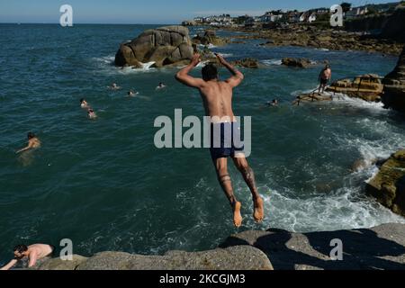 Un nuotatore salta in acqua a quaranta piedi a quaranta piedi a Sandycove. Domenica 27 giugno 2021, a Sandycove, Contea di Dublino, Irlanda. (Foto di Artur Widak/NurPhoto) Foto Stock