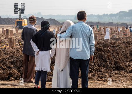 Persone al cimitero di Covid-19 a Giacarta, Indonesia, il 28 giugno 2021. (Foto di Donal Husni/NurPhoto) Foto Stock