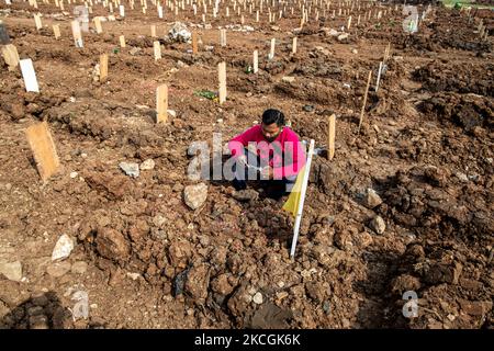 Persone al cimitero di Covid-19 a Giacarta, Indonesia, il 28 giugno 2021. (Foto di Donal Husni/NurPhoto) Foto Stock