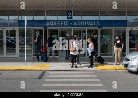 Passeggeri con maschere facciali come visto all'Aeroporto Internazionale di Chania CHQ nell'isola greca di Creta. Creta è una popolare destinazione di viaggio con spiagge famose e fortemente sviluppato settore turistico, con la lunga stagione turistica in quanto si trova nel sud della Grecia, nelle acque del Mediterraneo. La Grecia sta cercando di incentivare il proprio turismo e dare privilegi per vaccinare contro la pandemia di Coronavirus Covid-19 turisti internazionali e locali, poiché il paese è fortemente dipendente dal settore turistico. Il numero di traffico mondiale di passeggeri nel settore dell'aviazione è diminuito a causa delle restrizioni di viaggio, delle misure di sicurezza su Foto Stock