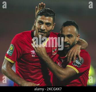 Ahly's Mohamed magny afsha e Mohamed Sherif festeggiano un gol durante la seconda tappa della partita di calcio semifinale della CAF Champions League tra Esperance e al-Ahly allo stadio Alhly We Alsalam il 26 giugno 2021. (Foto di Ahmed Awaad/NurPhoto) Foto Stock