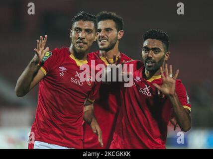 Hussein el-Shahat di Ahly e Mohamed Sherif festeggiano un gol durante la seconda tappa della partita di calcio semifinale della CAF tra Esperance e al-Ahly allo stadio Alhly We Alsalam il 26 giugno 2021. (Foto di Ahmed Awaad/NurPhoto) Foto Stock