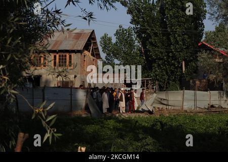 La gente di Kashmiri guarda la casa residenziale danneggiata dove un giorno prima si è svolta una lotta tra forze indiane e militanti nella zona di Malhoora di Srinagar, amministrazione indiana del Kashmir il 28 giugno 2021. Secondo i rapporti due militanti sono stati uccisi e tre soldati indiani sono stati feriti. (Foto di Muzamil Mattoo/NurPhoto) Foto Stock