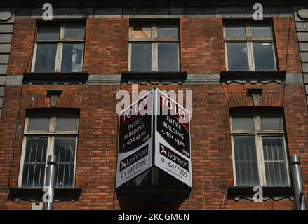 Cartello 'TO LET' visto su una facciata di un edificio nel centro di Dublino. Martedì 29 giugno 2021 a Dublino, Irlanda. (Foto di Artur Widak/NurPhoto) Foto Stock