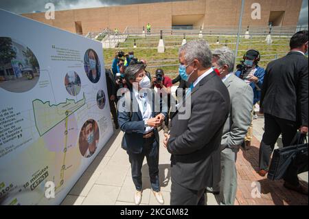 Claudia Lopez, sindaco di Bogotà, parla con il presidente della Colombia, Ivan Duque (a destra) durante una conferenza stampa sulla prima linea del sistema metropolitano di Bogotà che inaugurerà entro il 2028, trasmessa in diretta in TV insieme al ministro dei Trasporti, Angela Maria Orozco, direttore della metropolitana di Bogotà, Mauricio Ramirez, sindaco di Bogotà, Claudia Lopez, Nicolas Garcia Governatore di Cundinamarca e Presidente della Colombia Ivan Duque. A Bogotà, Colombia, il 29 giugno 2021. (Foto di Sebastian Barros/NurPhoto) Foto Stock