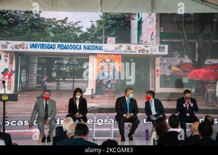 Presidente della Colombia (Centro sinistra) Ivan Duque Marquez parla al sindaco di Bogota (Centro destra) Claudia Lopez, durante una conferenza stampa sulla prima linea del sistema di metropolitana di Bogota che verrà inaugurata entro il 2028, trasmesso in diretta in TV lungo il ministro dei Trasporti, Angela Maria Orozco, direttore della metropolitana di Bogota, Mauricio Ramirez, sindaco di Bogotà, Claudia Lopez, Nicolas Garcia Governatore di Cundinamarca e Presidente della Colombia Ivan Duque. A Bogotà, Colombia, il 29 giugno 2021. (Foto di Sebastian Barros/NurPhoto) Foto Stock