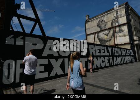 La gente passa davanti a un gigantesco murale 'Pass Freely' di amianto, in collaborazione con la Hugh Lane Gallery, composto da quasi 5.000 partite bruciate disegnate individualmente, ciascuna raffigurante la vita di una persona che è morta da COVID-19 in Irlanda. Mercoledì 30 giugno 2021 a Dublino, Irlanda. (Foto di Artur Widak/NurPhoto) Foto Stock