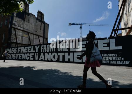 La gente passa davanti a un gigantesco murale 'Pass Freely' di amianto, in collaborazione con la Hugh Lane Gallery, composto da quasi 5.000 partite bruciate disegnate individualmente, ciascuna raffigurante la vita di una persona che è morta da COVID-19 in Irlanda. Mercoledì 30 giugno 2021 a Dublino, Irlanda. (Foto di Artur Widak/NurPhoto) Foto Stock