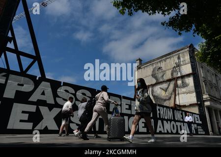 La gente passa davanti a un gigantesco murale 'Pass Freely' di amianto, in collaborazione con la Hugh Lane Gallery, composto da quasi 5.000 partite bruciate disegnate individualmente, ciascuna raffigurante la vita di una persona che è morta da COVID-19 in Irlanda. Mercoledì 30 giugno 2021 a Dublino, Irlanda. (Foto di Artur Widak/NurPhoto) Foto Stock