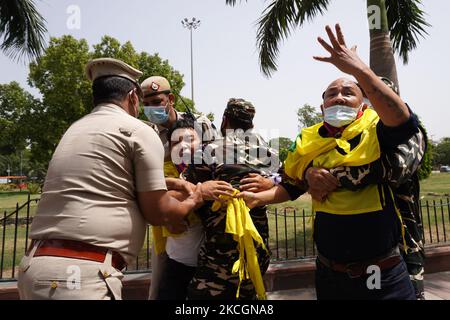 Gli agenti di polizia detengono attivisti del Congresso dei giovani tibetani mentre grida slogan durante una protesta al di fuori dell'ambasciata cinese, contro il 100th° anniversario della fondazione del Partito comunista cinese (CCP) a Nuova Delhi, in India, il 1 luglio 2021. (Foto di Mayank Makhija/NurPhoto) Foto Stock