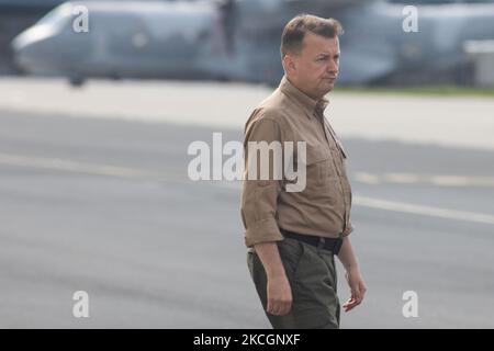 Mariusz Blaszczak, ministro della Difesa nazionale, partecipa all'ultima unità di soldati polacchi sbarcati all'aeroporto di Breslavia, Polonia, il 30 giugno 2021. Così, la missione polacca in Afghanistan si è conclusa dopo 20 anni. (Foto di Krzysztof Zatycki/NurPhoto) Foto Stock