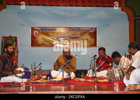 I musicisti indù tamil suonano canzoni tradizionali carnatiche devozionali durante il Nallur Festival al Nallur Kandaswamy Kovil (tempio di Nallur) a Jaffna, Sri Lanka. Il tempio di Nallur è l'istituzione più significativa e socialmente importante per i Tamil indù dello Sri Lanka. L'attuale tempio fu costruito nell'anno 1734 d.C. ed è fisicamente il più grande complesso di templi indù dello Sri Lanka. (Foto di Creative Touch Imaging Ltd./NurPhoto) Foto Stock