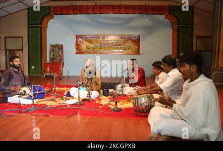 I musicisti indù tamil suonano canzoni tradizionali carnatiche devozionali durante il Nallur Festival al Nallur Kandaswamy Kovil (tempio di Nallur) a Jaffna, Sri Lanka. Il tempio di Nallur è l'istituzione più significativa e socialmente importante per i Tamil indù dello Sri Lanka. L'attuale tempio fu costruito nell'anno 1734 d.C. ed è fisicamente il più grande complesso di templi indù dello Sri Lanka. (Foto di Creative Touch Imaging Ltd./NurPhoto) Foto Stock