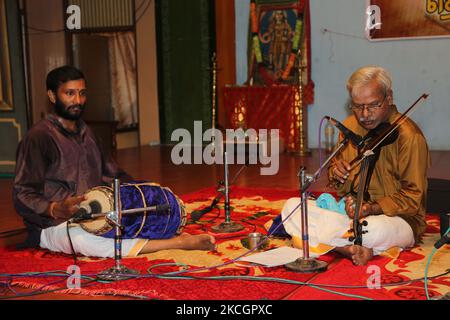 I musicisti indù tamil suonano canzoni tradizionali carnatiche devozionali durante il Nallur Festival al Nallur Kandaswamy Kovil (tempio di Nallur) a Jaffna, Sri Lanka. Il tempio di Nallur è l'istituzione più significativa e socialmente importante per i Tamil indù dello Sri Lanka. L'attuale tempio fu costruito nell'anno 1734 d.C. ed è fisicamente il più grande complesso di templi indù dello Sri Lanka. (Foto di Creative Touch Imaging Ltd./NurPhoto) Foto Stock