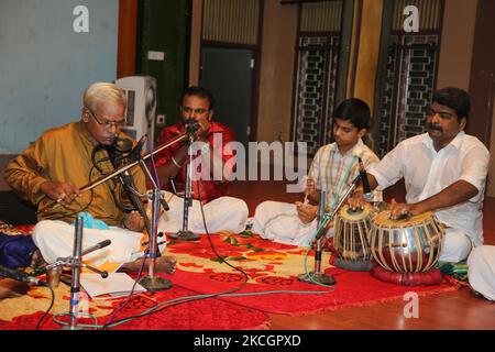 I musicisti indù tamil suonano canzoni tradizionali carnatiche devozionali durante il Nallur Festival al Nallur Kandaswamy Kovil (tempio di Nallur) a Jaffna, Sri Lanka. Il tempio di Nallur è l'istituzione più significativa e socialmente importante per i Tamil indù dello Sri Lanka. L'attuale tempio fu costruito nell'anno 1734 d.C. ed è fisicamente il più grande complesso di templi indù dello Sri Lanka. (Foto di Creative Touch Imaging Ltd./NurPhoto) Foto Stock