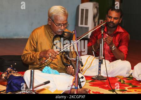 I musicisti indù tamil suonano canzoni tradizionali carnatiche devozionali durante il Nallur Festival al Nallur Kandaswamy Kovil (tempio di Nallur) a Jaffna, Sri Lanka. Il tempio di Nallur è l'istituzione più significativa e socialmente importante per i Tamil indù dello Sri Lanka. L'attuale tempio fu costruito nell'anno 1734 d.C. ed è fisicamente il più grande complesso di templi indù dello Sri Lanka. (Foto di Creative Touch Imaging Ltd./NurPhoto) Foto Stock