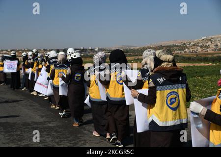 Proteste per consentire l'ingresso degli aiuti umanitari in Siria il 2 luglio 2021 ad Idlib, Siria. Una catena umana è formata da lavoratori della società civile, aiuti umanitari, E i servizi medici e di soccorso in una veglia che chiede di mantenere una risoluzione delle Nazioni Unite che autorizzi il passaggio di aiuti umanitari nella regione nordoccidentale dell'Idlib in Siria, il valico di frontiera di Bab al-Hawa, vicino a Bab al-Hawa, lungo l'autostrada che lo collega alla città di Idlib. Il Consiglio di sicurezza delle Nazioni Unite è in fase di votazione su un progetto di estensione del meccanismo di aiuti transfrontalieri, in mezzo ai timori di un veto russo, la Russia mi ha detto Foto Stock