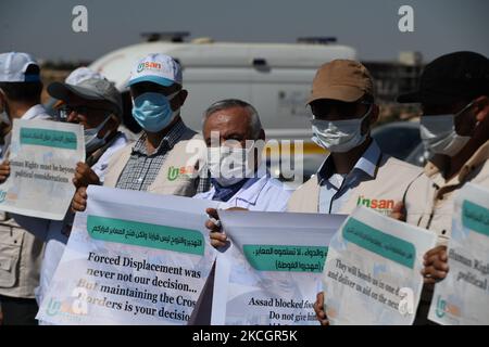 Proteste per consentire l'ingresso degli aiuti umanitari in Siria il 2 luglio 2021 ad Idlib, Siria. Una catena umana è formata da lavoratori della società civile, aiuti umanitari, E i servizi medici e di soccorso in una veglia che chiede di mantenere una risoluzione delle Nazioni Unite che autorizzi il passaggio di aiuti umanitari nella regione nordoccidentale dell'Idlib in Siria, il valico di frontiera di Bab al-Hawa, vicino a Bab al-Hawa, lungo l'autostrada che lo collega alla città di Idlib. Il Consiglio di sicurezza delle Nazioni Unite è in fase di votazione su un progetto di estensione del meccanismo di aiuti transfrontalieri, in mezzo ai timori di un veto russo, la Russia mi ha detto Foto Stock