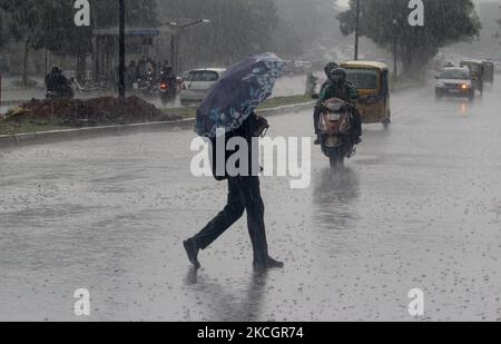 La pioggia monsonica precipita nella città di Bhubaneswar, capitale dell'India orientale, il 2 luglio 2021. Parti orientali dell'India che affrontano più precipitazioni all'inizio di ogni stagione monsonica. (Foto di Str/NurPhoto) Foto Stock