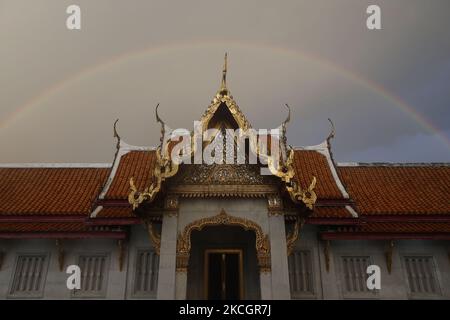 Un arcobaleno arcate su un campanile di un tempio di marmo dopo la pioggia a Bangkok, Thailandia, il 2 luglio 2021. (Foto di Chaiwat Subprasom/NurPhoto) Foto Stock