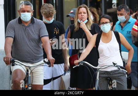 La maggior parte dei turisti che arrivano a Barcellona, in Spagna, il 2 luglio 2021 non indossano una maschera, un fatto che è preoccupante a causa dell'espansione della variante Delta di Covid-19. (Foto di Joan Valls/Urbanandsport/NurPhoto) Foto Stock