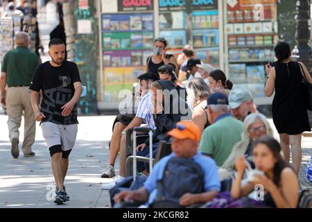 La maggior parte dei turisti che arrivano a Barcellona, in Spagna, il 2 luglio 2021 non indossano una maschera, un fatto che è preoccupante a causa dell'espansione della variante Delta di Covid-19. (Foto di Joan Valls/Urbanandsport/NurPhoto) Foto Stock