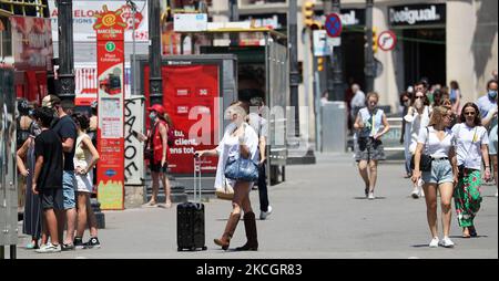 La maggior parte dei turisti che arrivano a Barcellona, in Spagna, il 2 luglio 2021 non indossano una maschera, un fatto che è preoccupante a causa dell'espansione della variante Delta di Covid-19. (Foto di Joan Valls/Urbanandsport/NurPhoto) Foto Stock