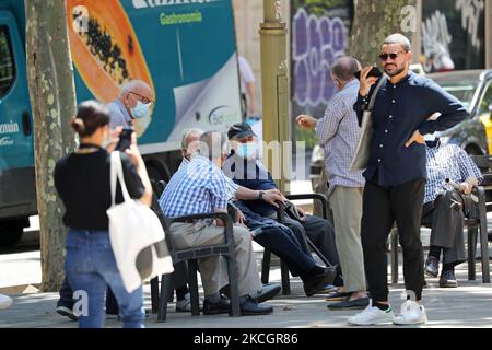 La maggior parte dei turisti che arrivano a Barcellona, in Spagna, il 2 luglio 2021 non indossano una maschera, un fatto che è preoccupante a causa dell'espansione della variante Delta di Covid-19. (Foto di Joan Valls/Urbanandsport/NurPhoto) Foto Stock