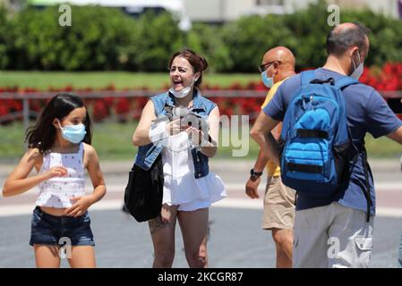 La maggior parte dei turisti che arrivano a Barcellona, in Spagna, il 2 luglio 2021 non indossano una maschera, un fatto che è preoccupante a causa dell'espansione della variante Delta di Covid-19. (Foto di Joan Valls/Urbanandsport/NurPhoto) Foto Stock