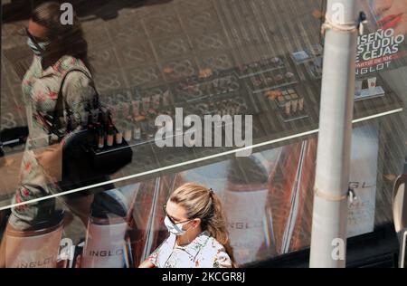 La maggior parte dei turisti che arrivano a Barcellona, in Spagna, il 2 luglio 2021 non indossano una maschera, un fatto che è preoccupante a causa dell'espansione della variante Delta di Covid-19. (Foto di Joan Valls/Urbanandsport/NurPhoto) Foto Stock