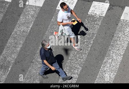 La maggior parte dei turisti che arrivano a Barcellona, in Spagna, il 2 luglio 2021 non indossano una maschera, un fatto che è preoccupante a causa dell'espansione della variante Delta di Covid-19. (Foto di Joan Valls/Urbanandsport/NurPhoto) Foto Stock