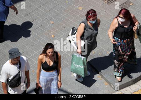 La maggior parte dei turisti che arrivano a Barcellona, in Spagna, il 2 luglio 2021 non indossano una maschera, un fatto che è preoccupante a causa dell'espansione della variante Delta di Covid-19. (Foto di Joan Valls/Urbanandsport/NurPhoto) Foto Stock