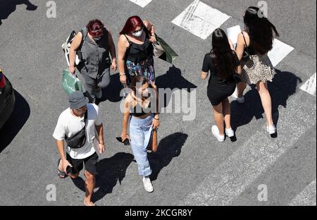La maggior parte dei turisti che arrivano a Barcellona, in Spagna, il 2 luglio 2021 non indossano una maschera, un fatto che è preoccupante a causa dell'espansione della variante Delta di Covid-19. (Foto di Joan Valls/Urbanandsport/NurPhoto) Foto Stock