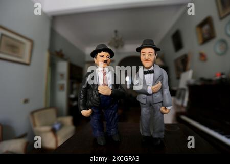 Fady Francis, giornalista e artista di 30 anni, che lavorava sull'argilla polimerica e creava 100 celebrità durante l'ultimo anno di covid 19 finì 82 personaggi come artisti attori e calciatori. Il 2 luglio 2021 al Cairo, Egitto. Nella foto: Stan Laurel e Oliver Hardy (Foto di Fadel Dawod/NurPhoto) Foto Stock