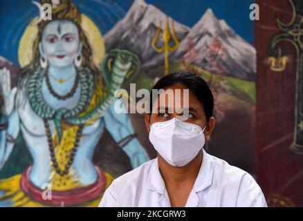 Un'infermiera presso un centro di vaccinazione a Guwahati, Assam, India, sabato 3 luglio 2021. (Foto di David Talukdar/NurPhoto) Foto Stock