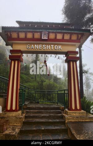 La nebbia avvolge l'ingresso al tempio di Ganeshtok a Gangtok, Sikkim, India, il 04 giugno 2010. Ganeshtok è il più grande tempio di Ganesh in Sikkim. Lord Ganesh è considerato la buona fortuna e la rimozione degli ostacoli nella religione indù. (Foto di Creative Touch Imaging Ltd./NurPhoto) Foto Stock