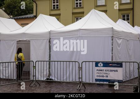 Un paziente attende di fronte al centro di vaccinazione Covid-19 a Cracovia, in Polonia, il 3 luglio 2021. Per accelerare lo sforzo nazionale di vaccinazione, nelle città polacche operano molti centri di vaccinazione all’aperto FAST serve. Più di 17 milioni di polacchi hanno ricevuto il loro primo jab. (Foto di Dominika Zarzycka/NurPhoto) Foto Stock