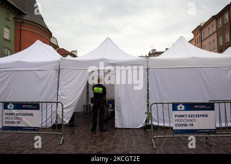 Un paziente attende di fronte al centro di vaccinazione Covid-19 a Cracovia, in Polonia, il 3 luglio 2021. Per accelerare lo sforzo nazionale di vaccinazione, nelle città polacche operano molti centri di vaccinazione all’aperto FAST serve. Più di 17 milioni di polacchi hanno ricevuto il loro primo jab. (Foto di Dominika Zarzycka/NurPhoto) Foto Stock