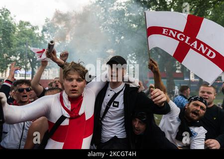 LONDRA, REGNO UNITO - 03 LUGLIO 2021: Gli appassionati di calcio inglesi festeggiano nel centro di Londra in vista della finale del quarto d'Inghilterra contro l'Ucraina nel Campionato Euro 2020 il 03 luglio 2021 a Londra, Inghilterra. (Foto di Wiktor Szymanowicz/NurPhoto) Foto Stock