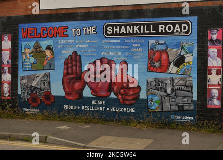 Un murale 'Benvenuti alla Shankilll Road' visto su un muro. Venticinque band provenienti da tutta l'Irlanda del Nord e dalla Scozia hanno partecipato a una grande parata per commemorare l'assassinato leader dell'UVF Trevor King su Shankilll Road a Belfast. Sabato, 03 luglio 2021, a Belfast, Irlanda del Nord (Foto di Artur Widak/NurPhoto) Foto Stock