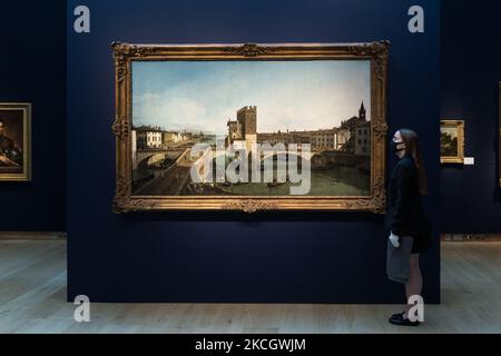 LONDRA, REGNO UNITO - 05 LUGLIO 2021: Uno staff guarda 'A view of Verona with the Ponte delle navi' di Bernardo Bellotto (1721-1780), stima £12.000.000-£18.000.000 durante una chiamata fotografica per la Classic Week presso la casa d'aste di Christie, Una serie di nove aste che presentano opere d'arte dall'antichità al 20th° secolo il 05 luglio 2021 a Londra, Inghilterra. (Foto di Wiktor Szymanowicz/NurPhoto) Foto Stock