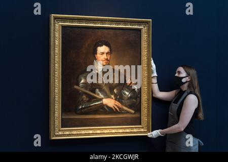 LONDRA, REGNO UNITO - 05 LUGLIO 2021: Un membro dello staff detiene il "Ritratto di Thomas Wentworth, 1st conte di Strafford (1593-1641), a metà lunghezza, in armatura" di Sir Anthony van Dyck (1599-1641), stimato a £3.000.000-5.000.000 durante una chiamata fotografica per Classic Week presso la casa d'aste di Christie, Una serie di nove aste che presentano opere d'arte dall'antichità al 20th° secolo il 05 luglio 2021 a Londra, Inghilterra. (Foto di Wiktor Szymanowicz/NurPhoto) Foto Stock